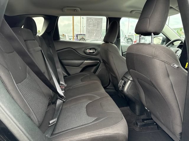 Used 2019 Jeep Cherokee Latitude w/ Popular Appearance Group AWD/4WD image 12