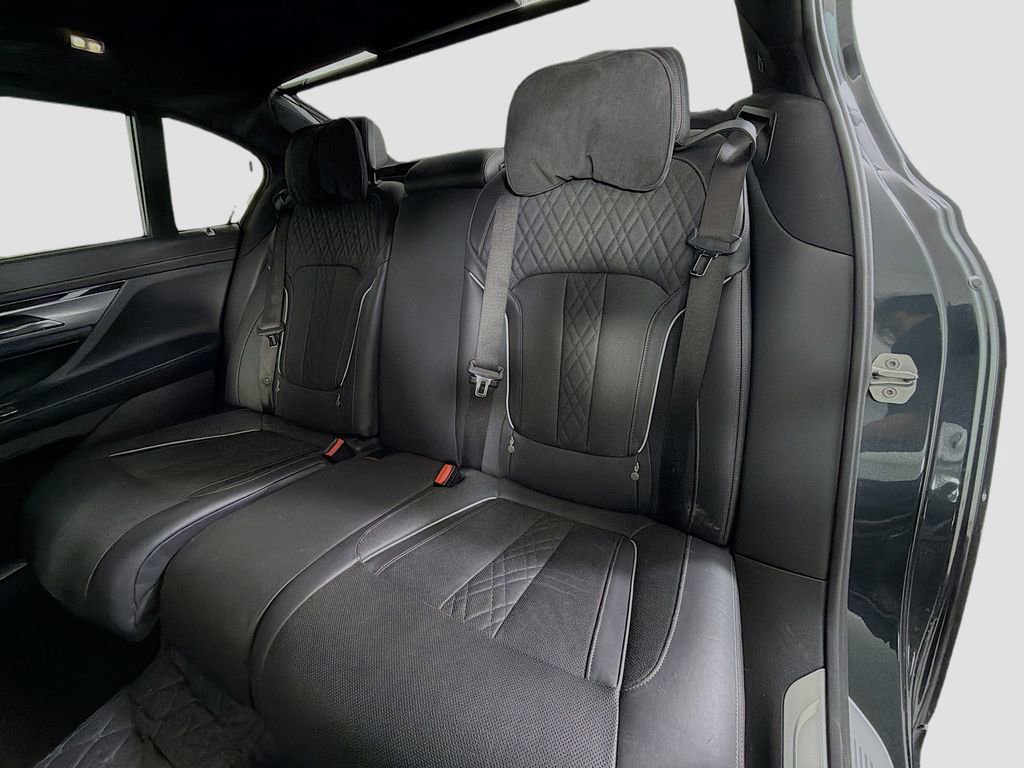 Used 2017 BMW 750i xDrive image 25