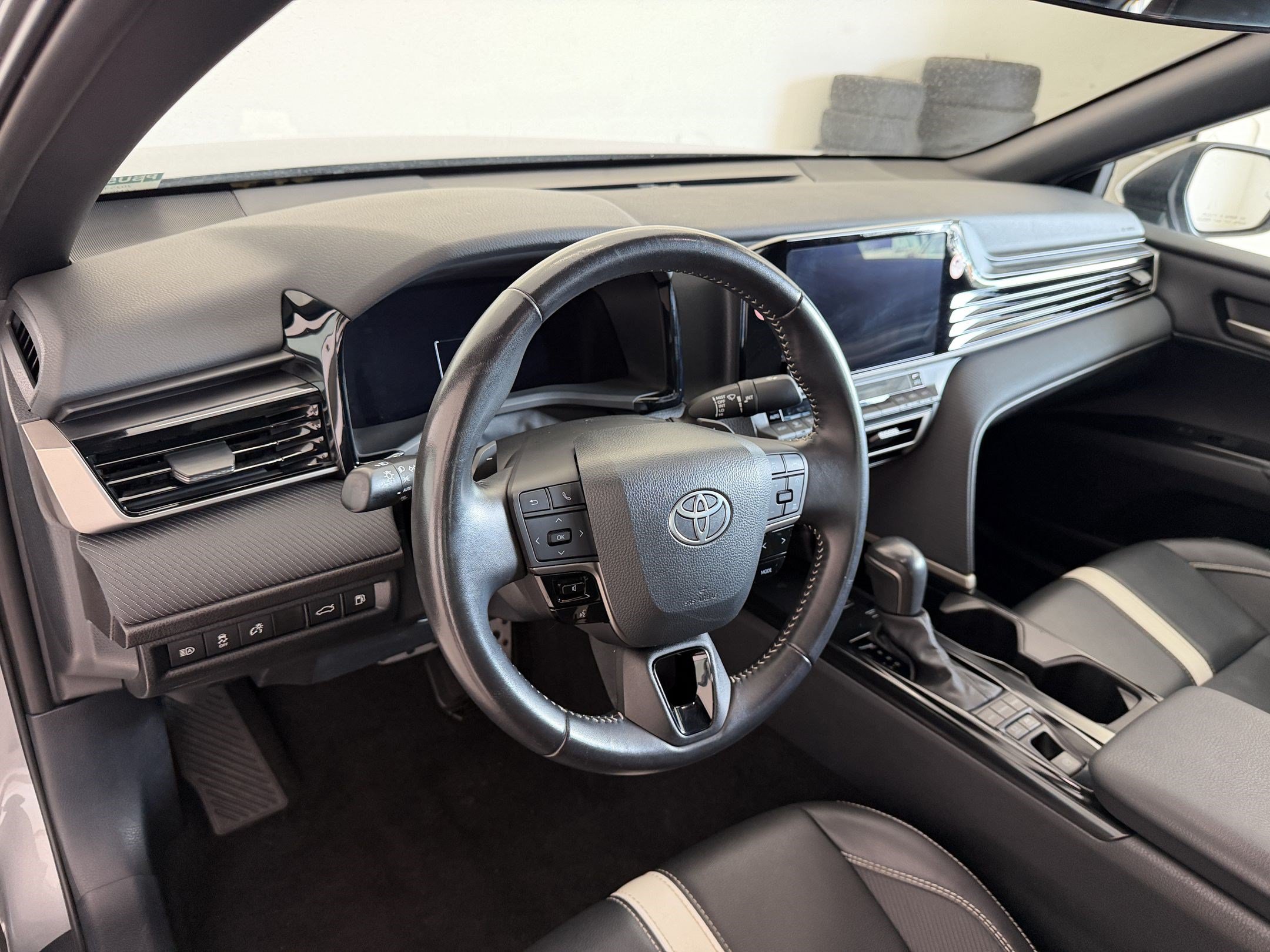 Used 2025 Toyota Camry SE FWD image 4