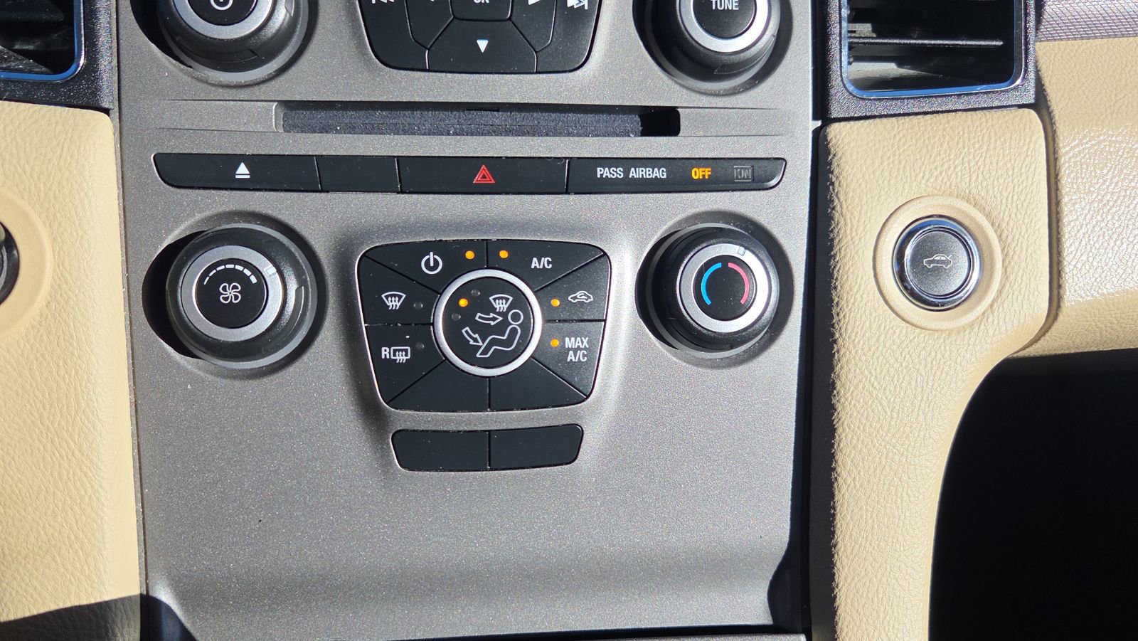 Used 2018 Ford Taurus SE FWD image 30