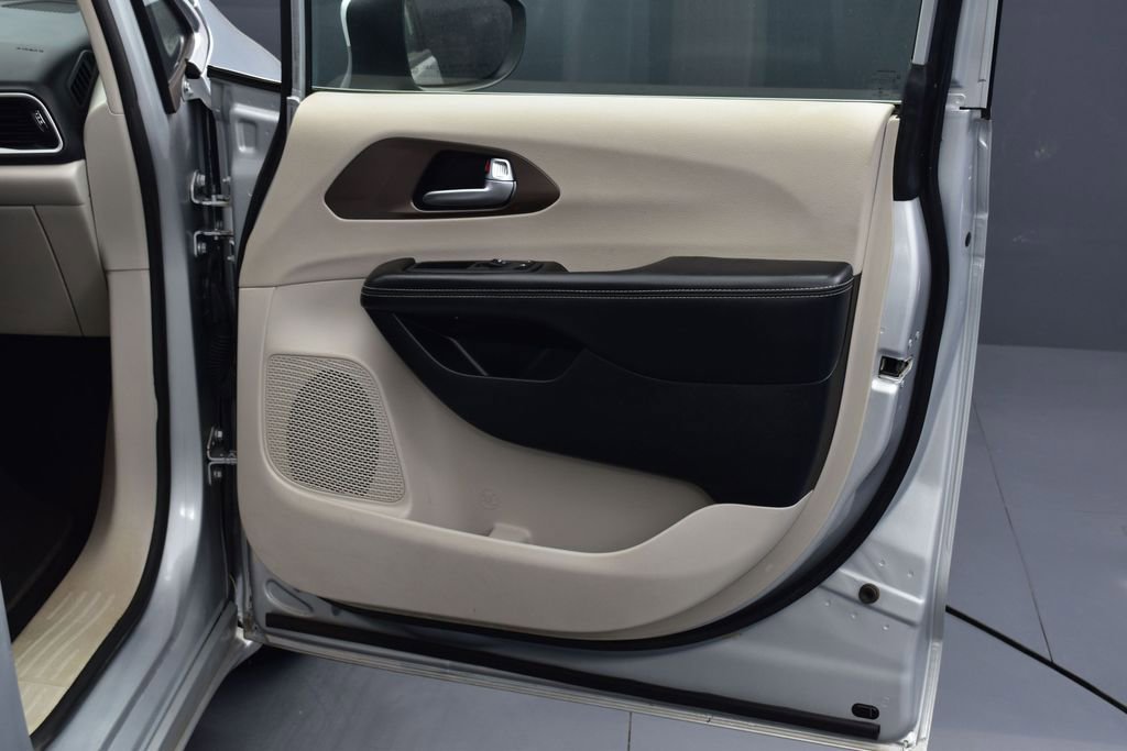 Used 2022 Chrysler Voyager LX FWD image 24