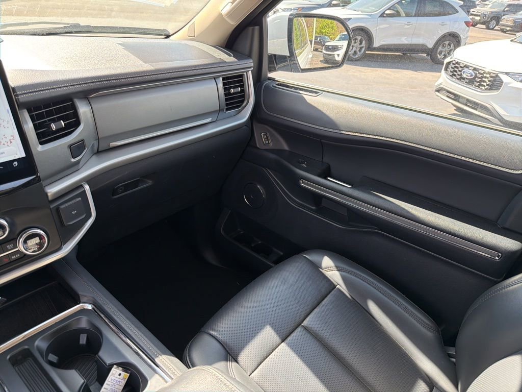 Used 2024 Ford Expedition XLT image 23