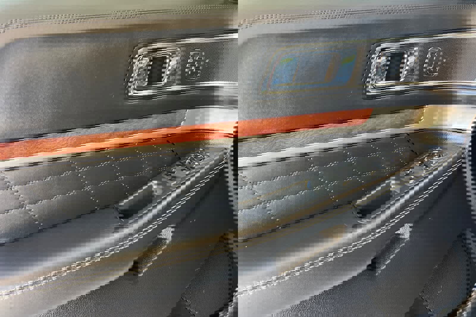 Used 2017 Ford Explorer Platinum image 12