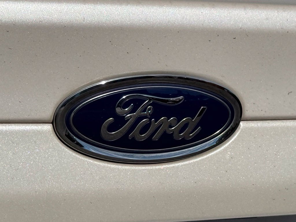Used 2015 Ford Fusion SE w/ Equipment Group 201A FWD image 18