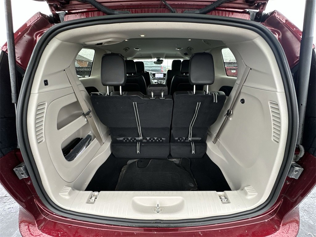 Used 2023 Chrysler Pacifica Touring-L image 23