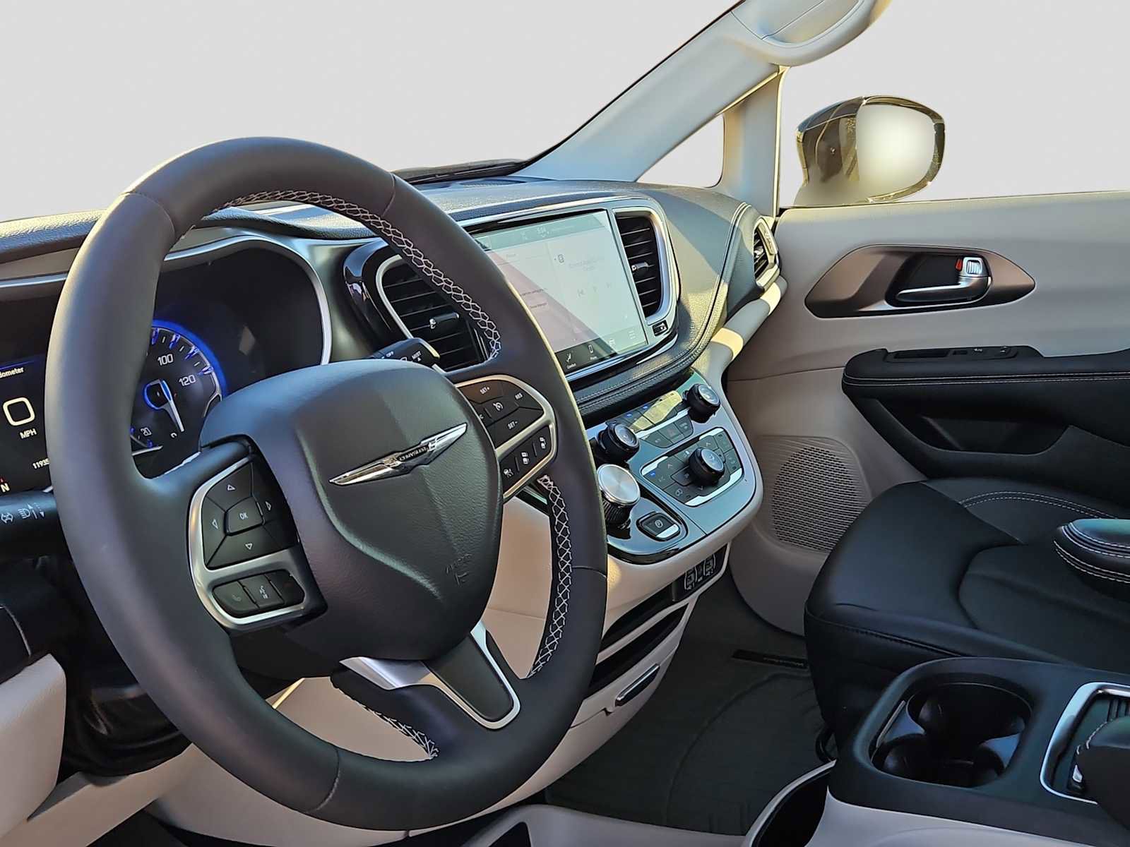 Used 2024 Chrysler Pacifica Touring-L image 10