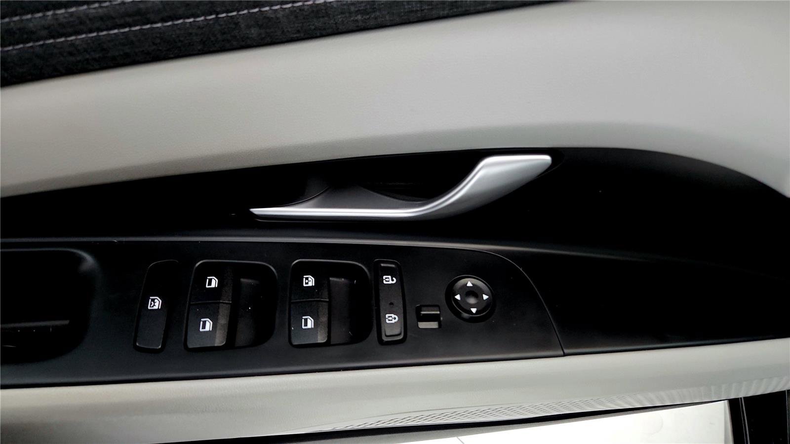 Used 2023 Hyundai Elantra Limited image 35