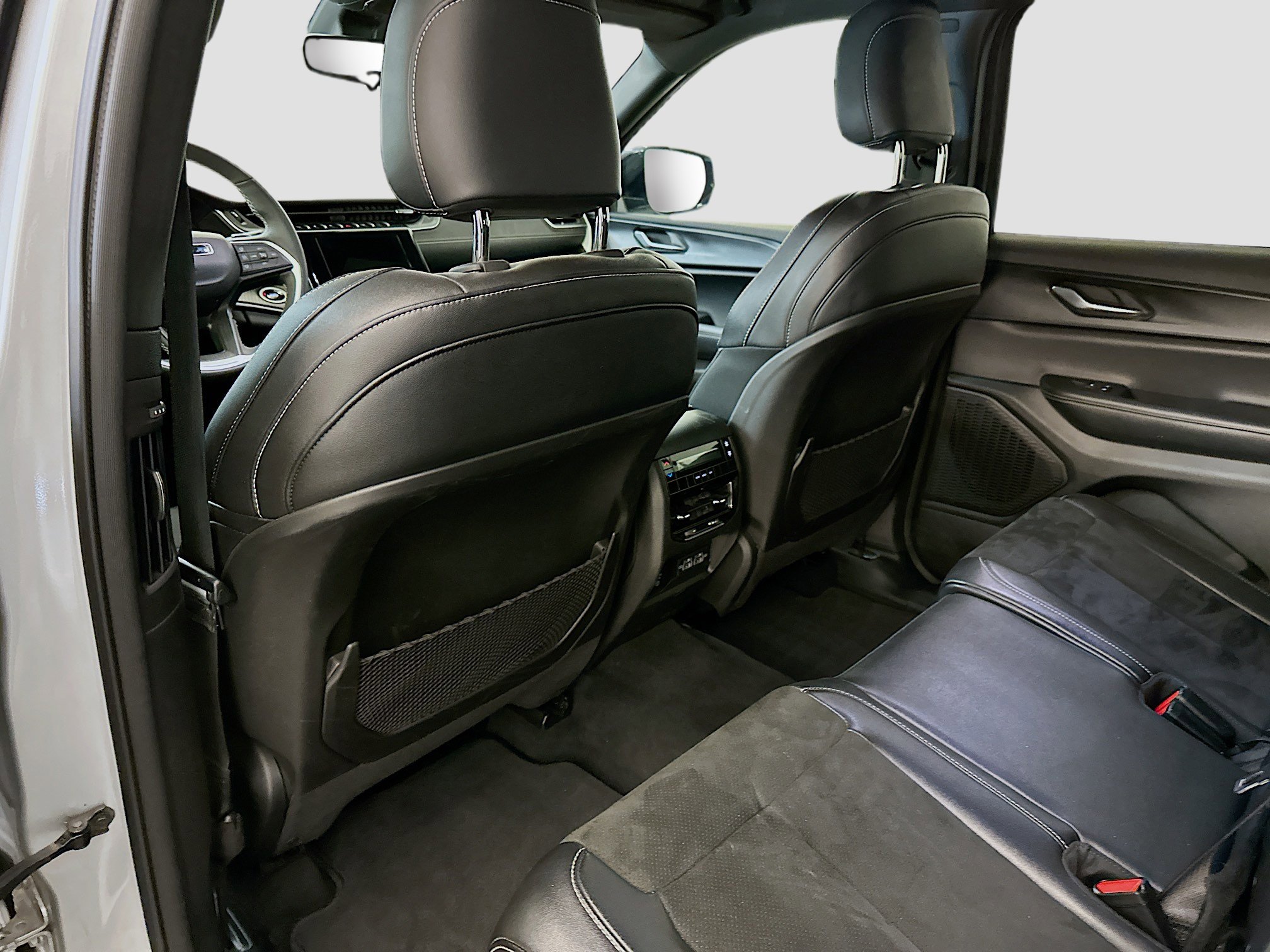 Used 2024 Jeep Grand Cherokee L Laredo image 27