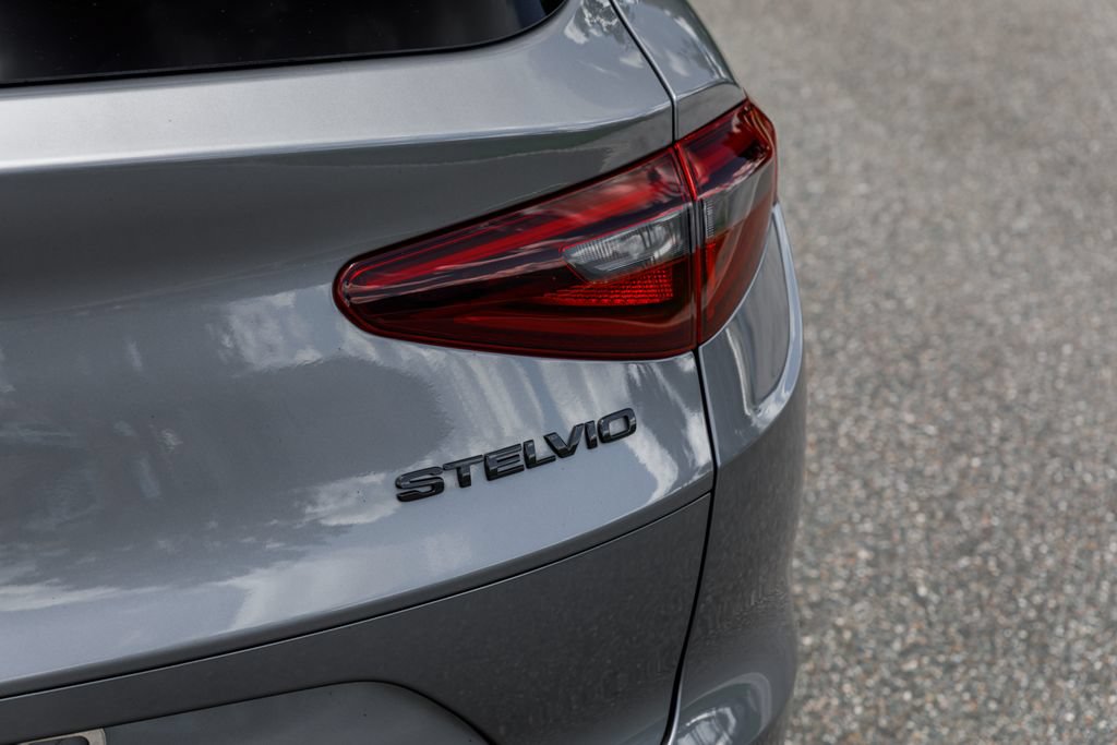 Used 2019 Alfa Romeo Stelvio Ti w/ TI Performance Package AWD/4WD image 39