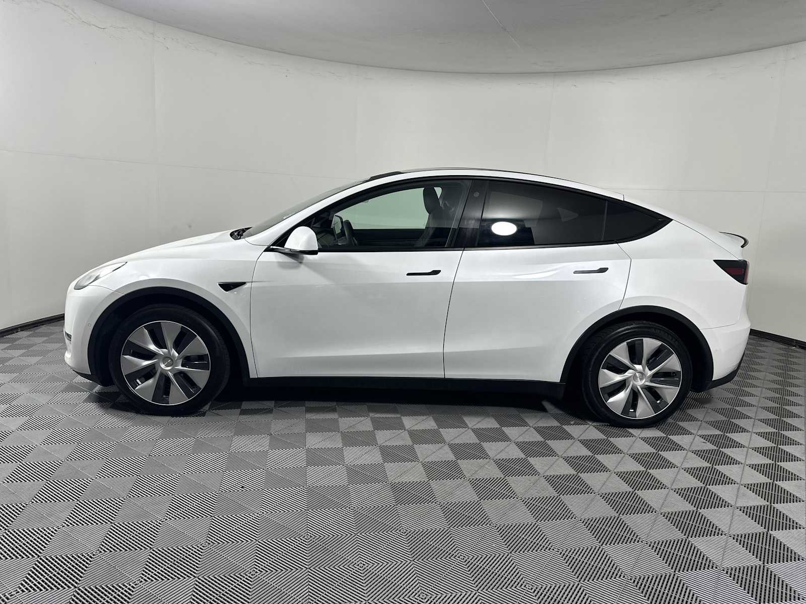 Used 2021 Tesla Model Y Long Range AWD/4WD image 4