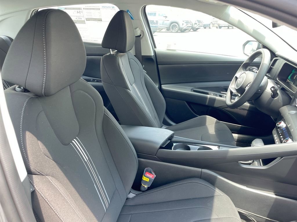 Used 2025 Hyundai Elantra Blue image 50