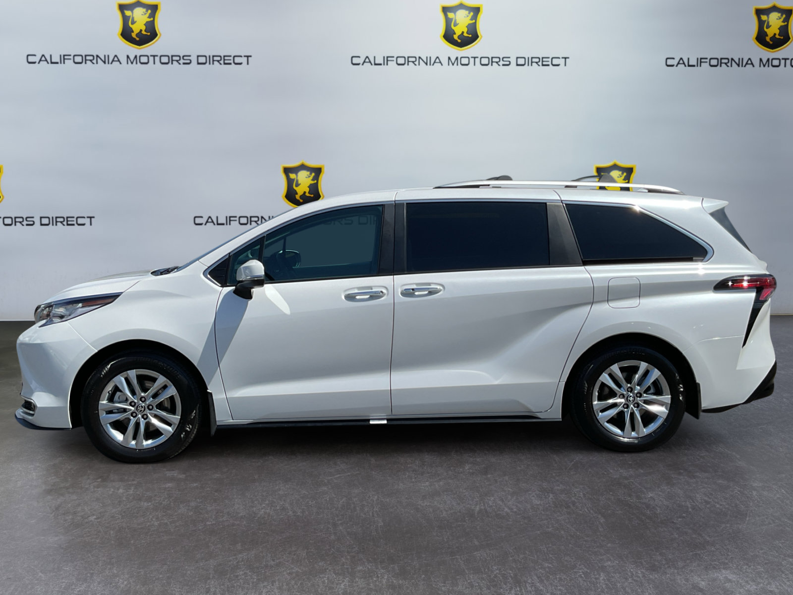 Used 2024 Toyota Sienna Limited FWD image 8