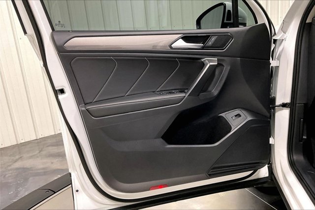 Used 2024 Volkswagen Tiguan SE w/ Panoramic Sunroof Package FWD image 23