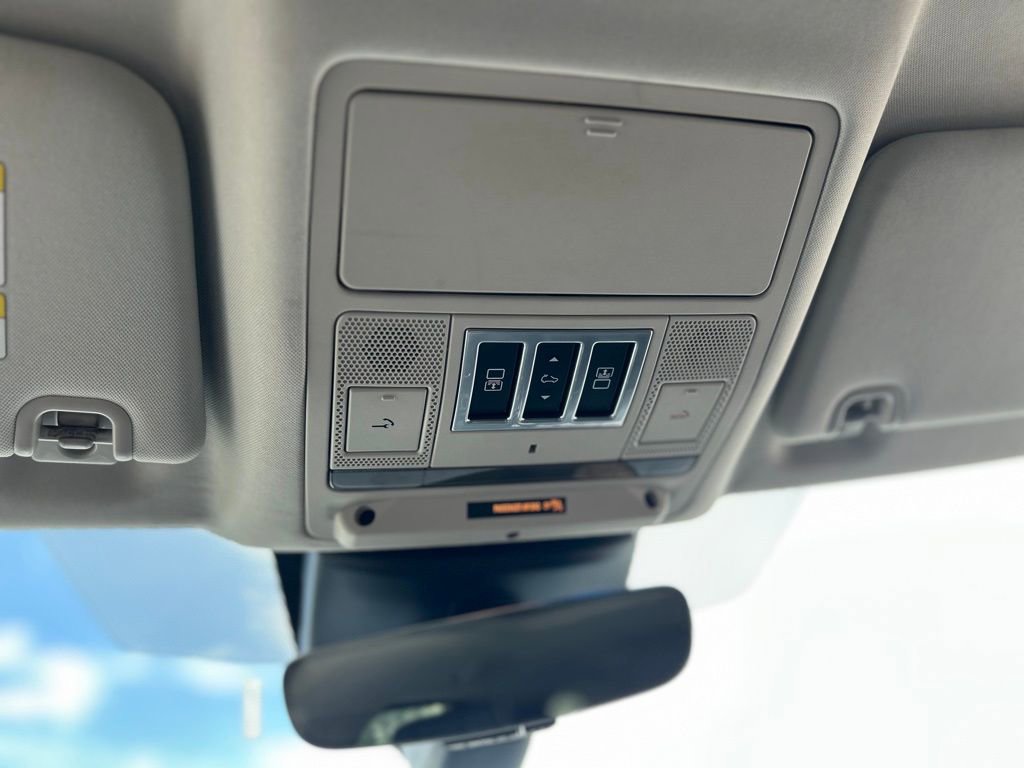 Used 2017 Land Rover Discovery First Edition AWD/4WD image 29