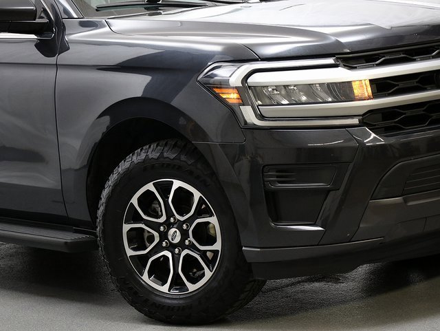 Used 2024 Ford Expedition Max XLT image 3