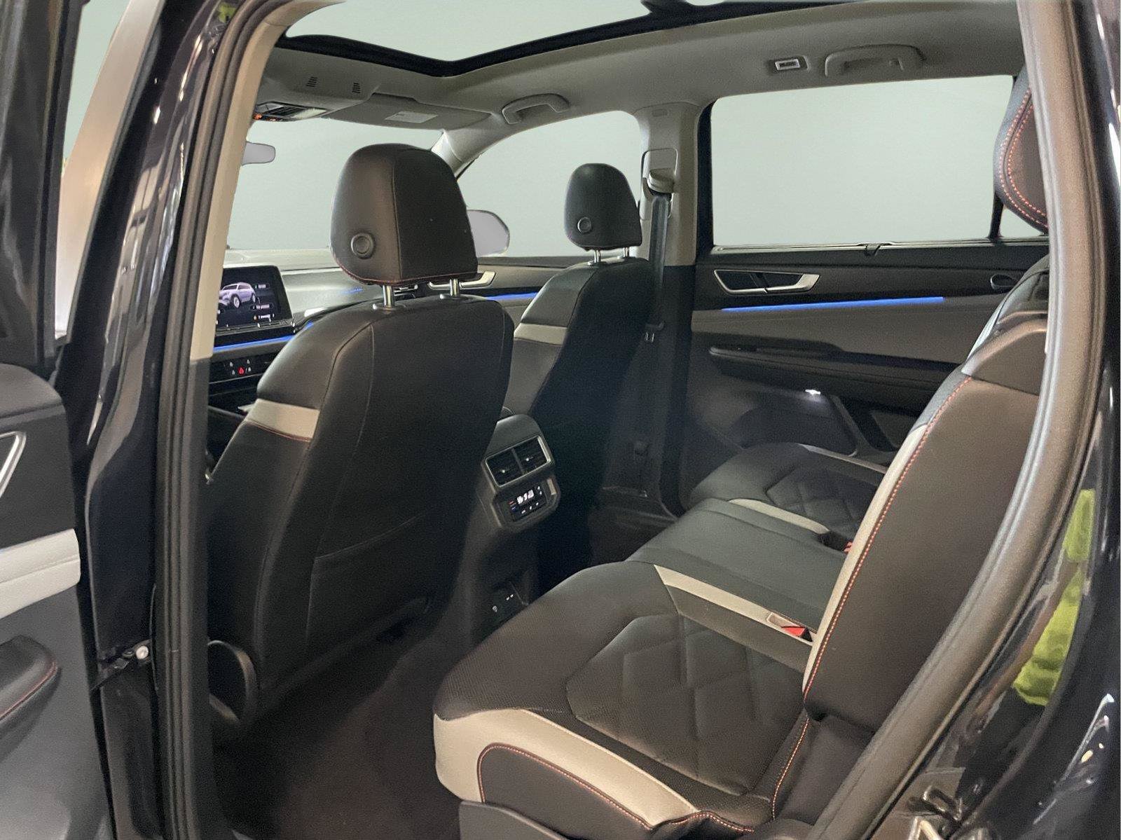 Used 2024 Volkswagen Atlas Peak Edition SE AWD/4WD image 14