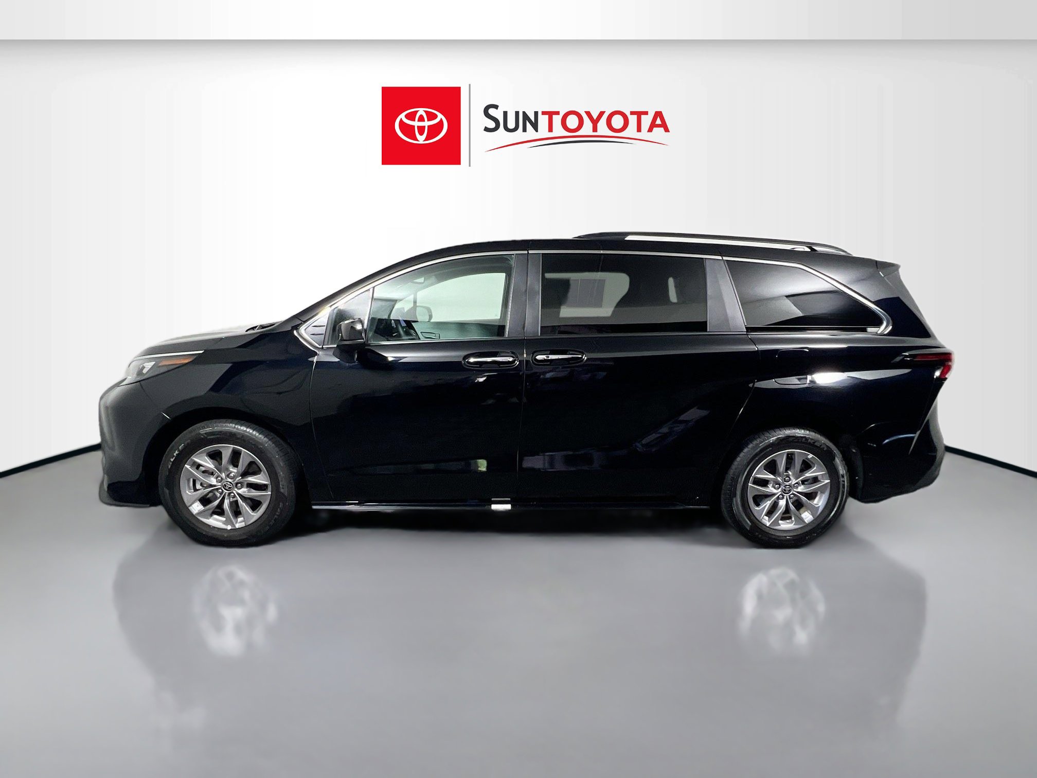 Used 2026 Toyota Sienna XLE image 7