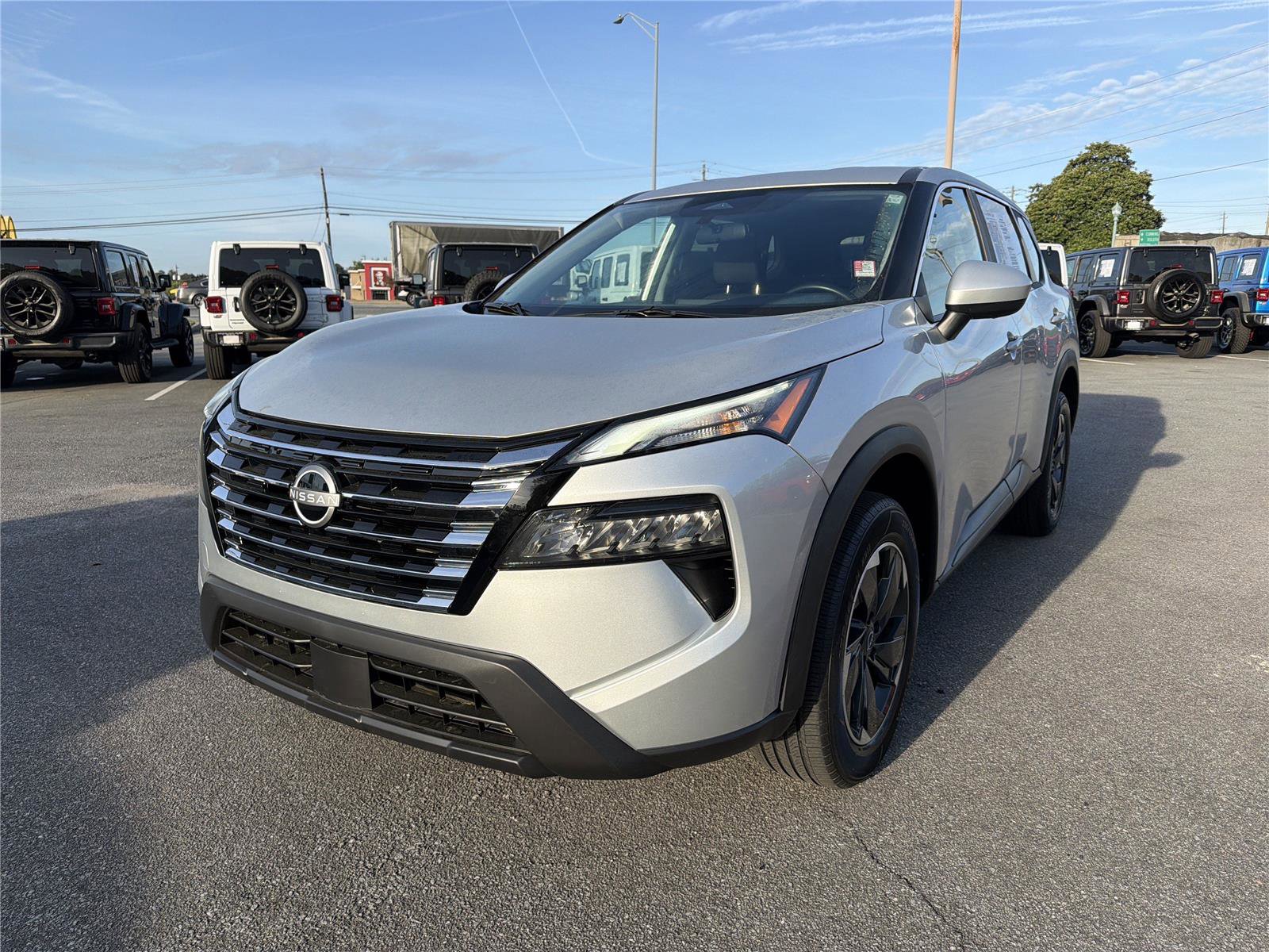 Used 2025 Nissan Rogue SV image 2
