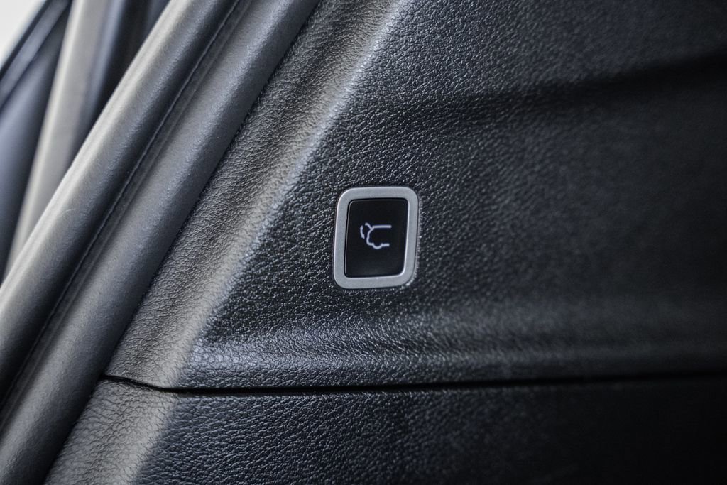 Used 2025 Chrysler Pacifica Select image 11