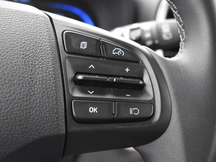 Used 2025 Hyundai Venue SEL image 24