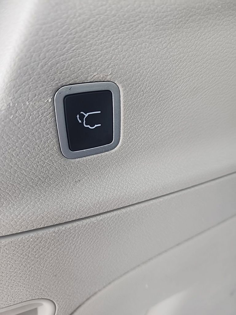 Used 2022 Chrysler Voyager LX image 10