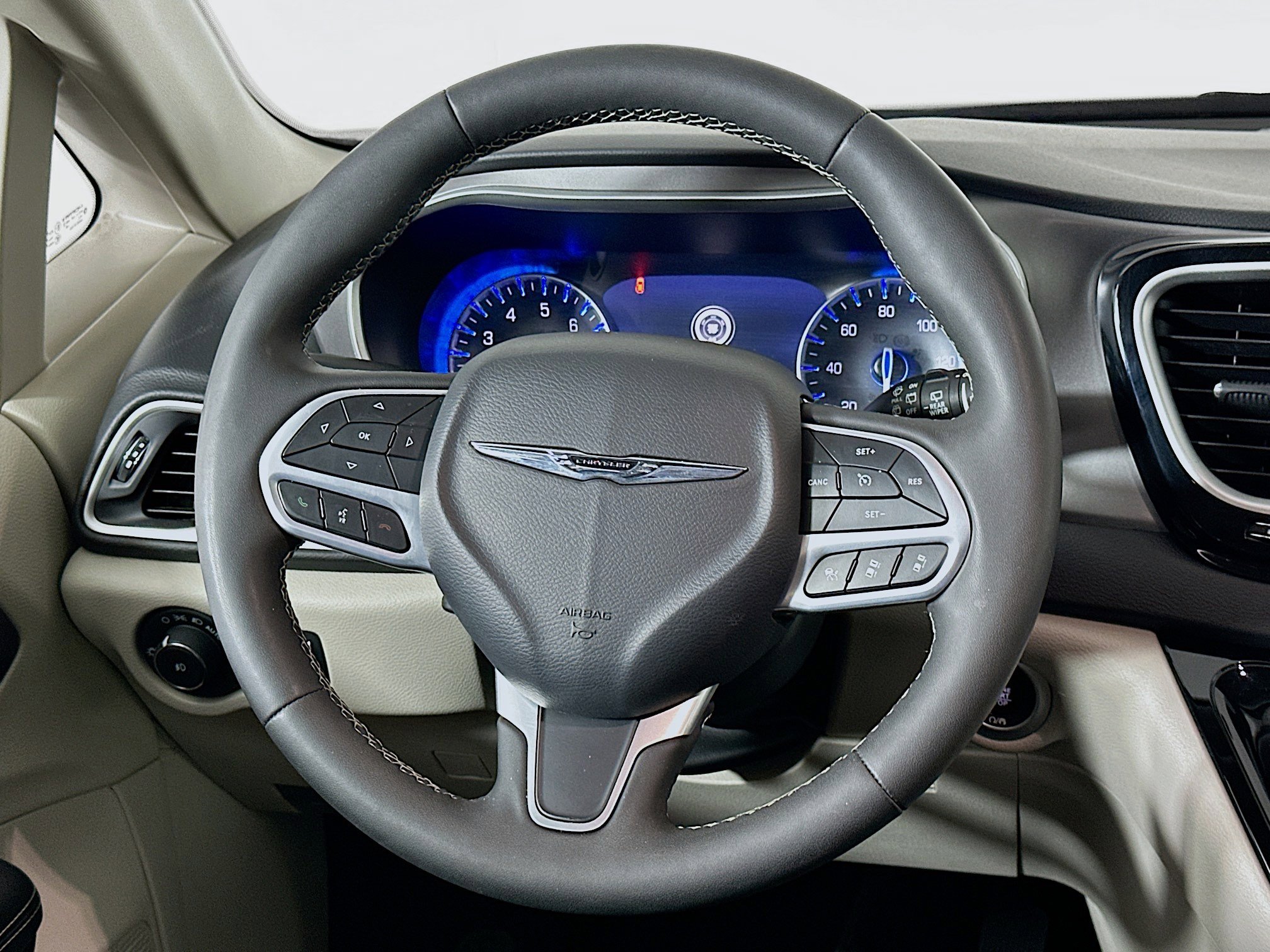 Used 2024 Chrysler Pacifica Touring-L image 18