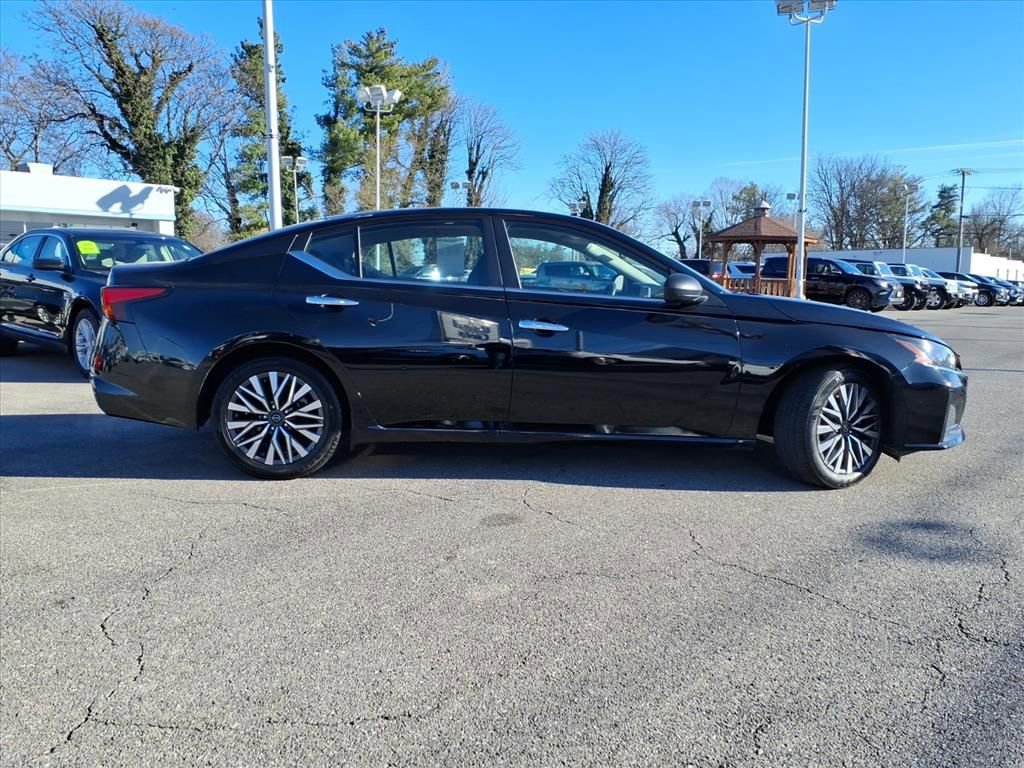 Used 2024 Nissan Altima 2.5 SV image 3