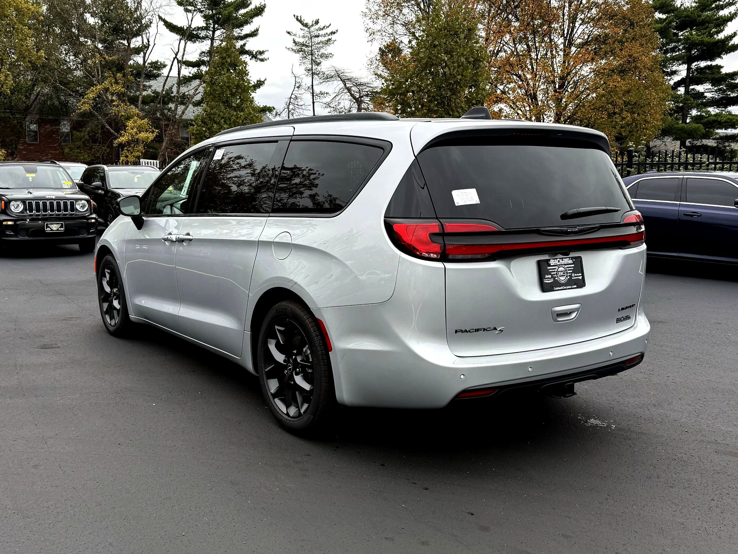 New 2026 Chrysler Pacifica Limited image 7