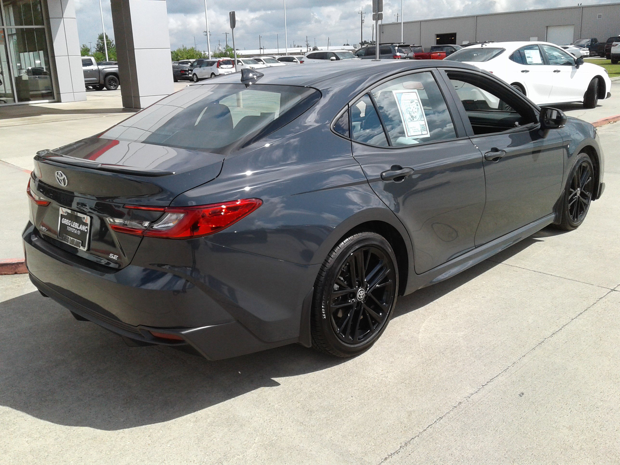 Used 2025 Toyota Camry SE w/ Convenience Package image 7