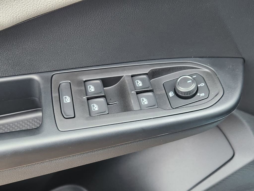 New 2026 Volkswagen Taos SEL image 4