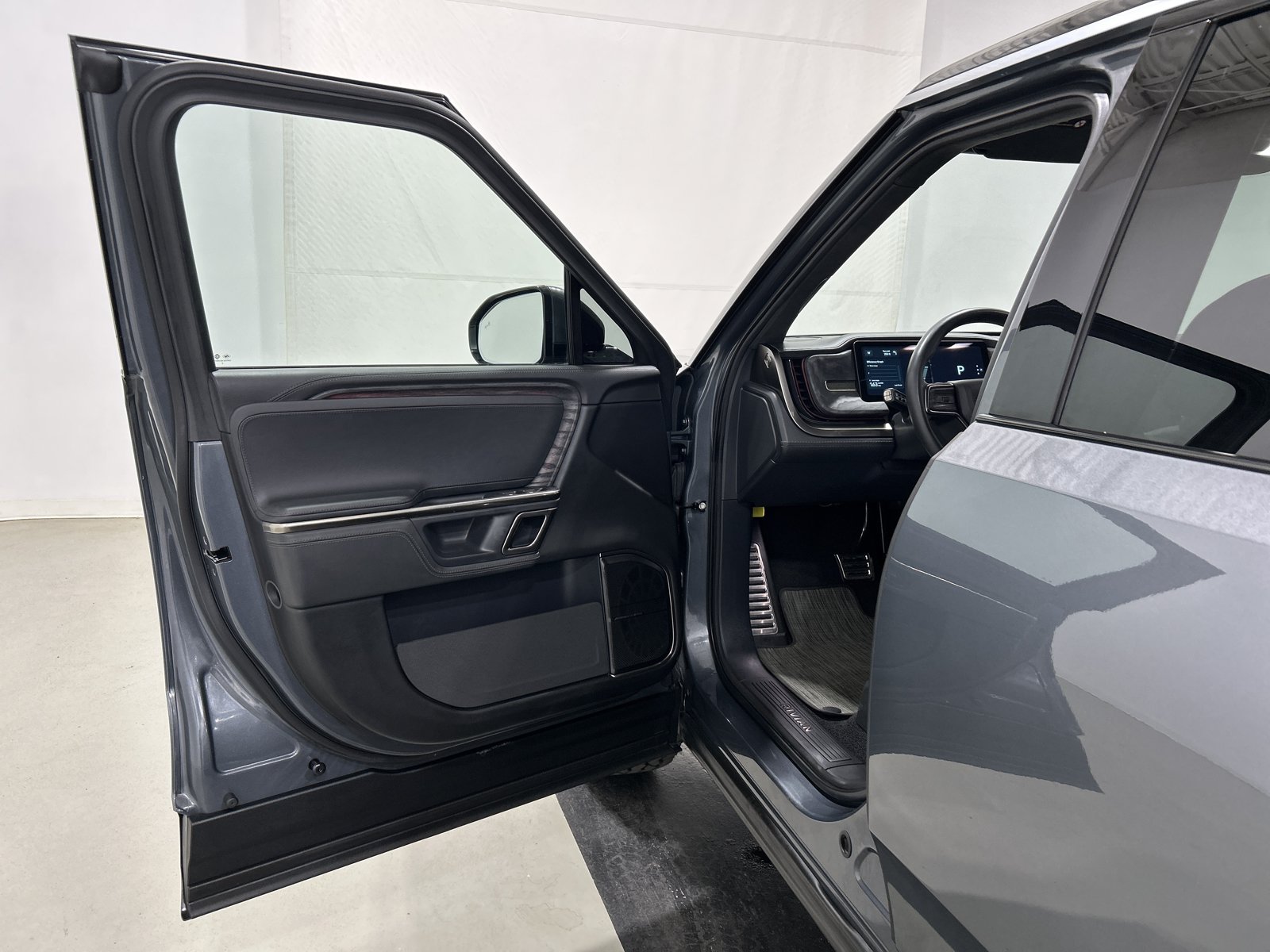 Used 2022 Rivian R1S Launch Edition AWD/4WD image 16