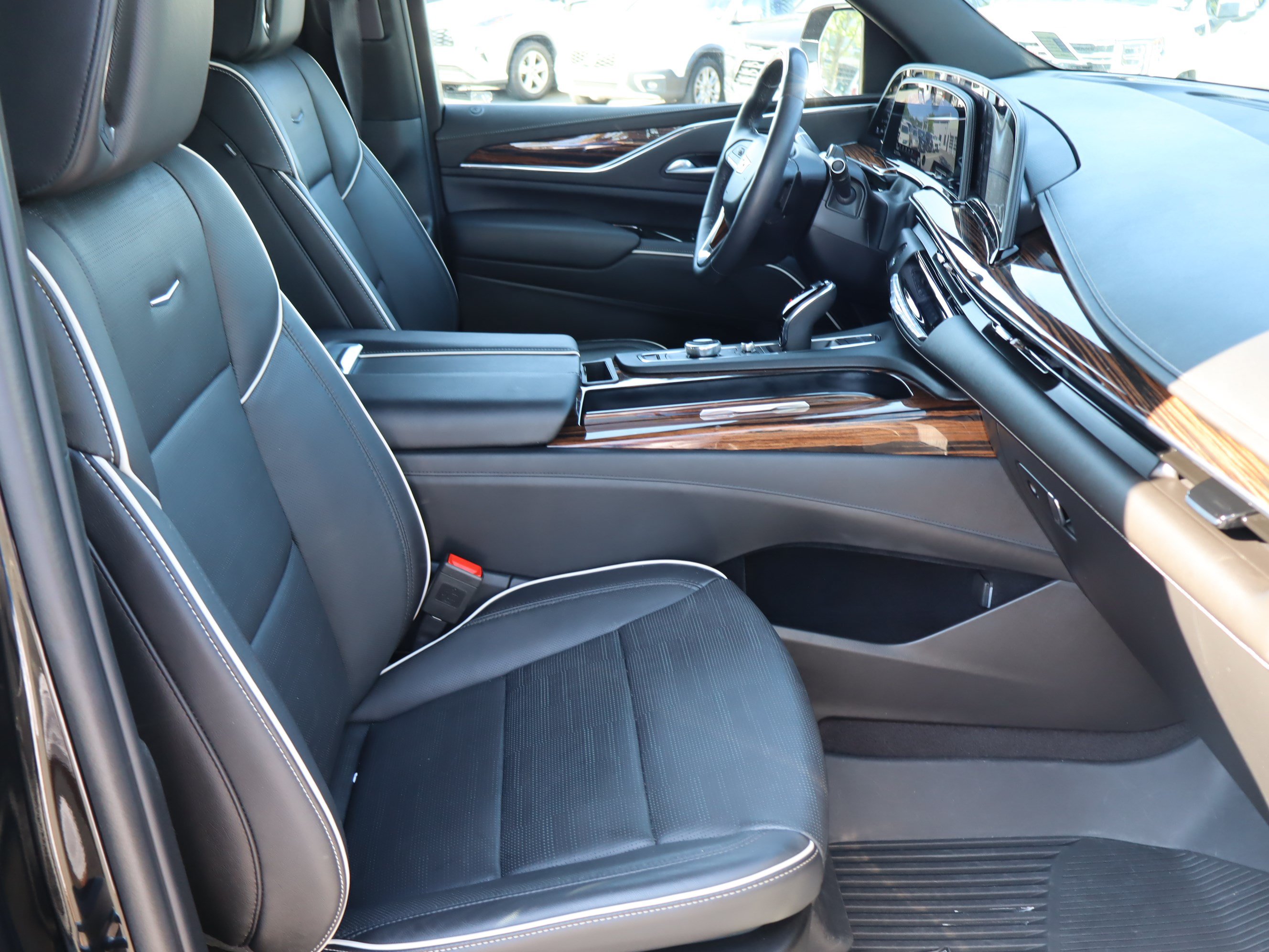 Used 2024 Cadillac Escalade Premium Luxury AWD/4WD image 41