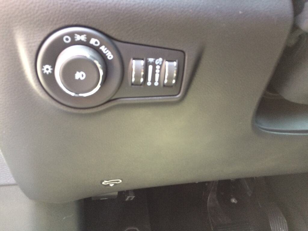 Used 2023 Jeep Compass Latitude w/ Sun and Sound Group AWD/4WD image 25