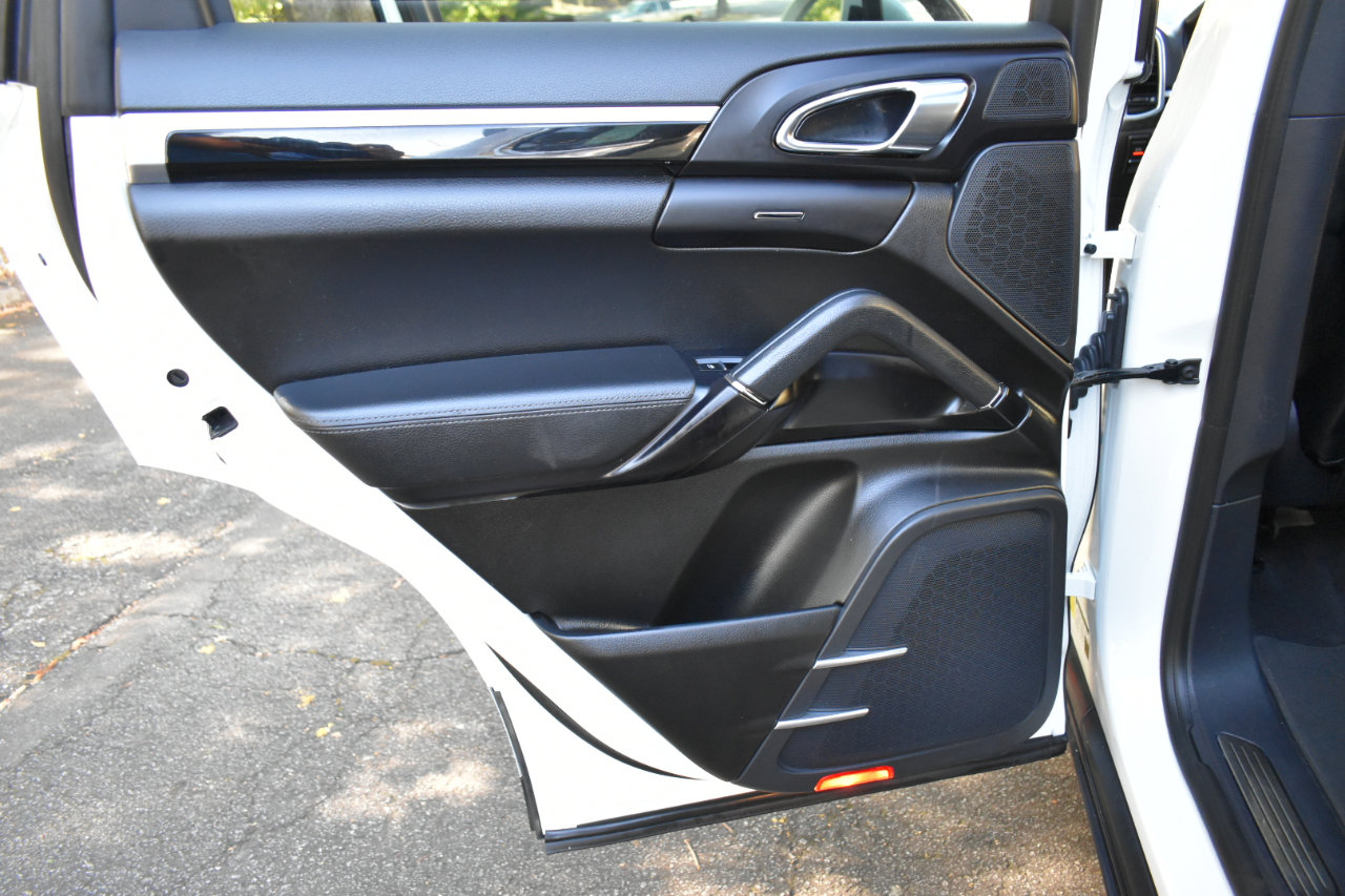 Used 2018 Porsche Cayenne Platinum Edition image 36