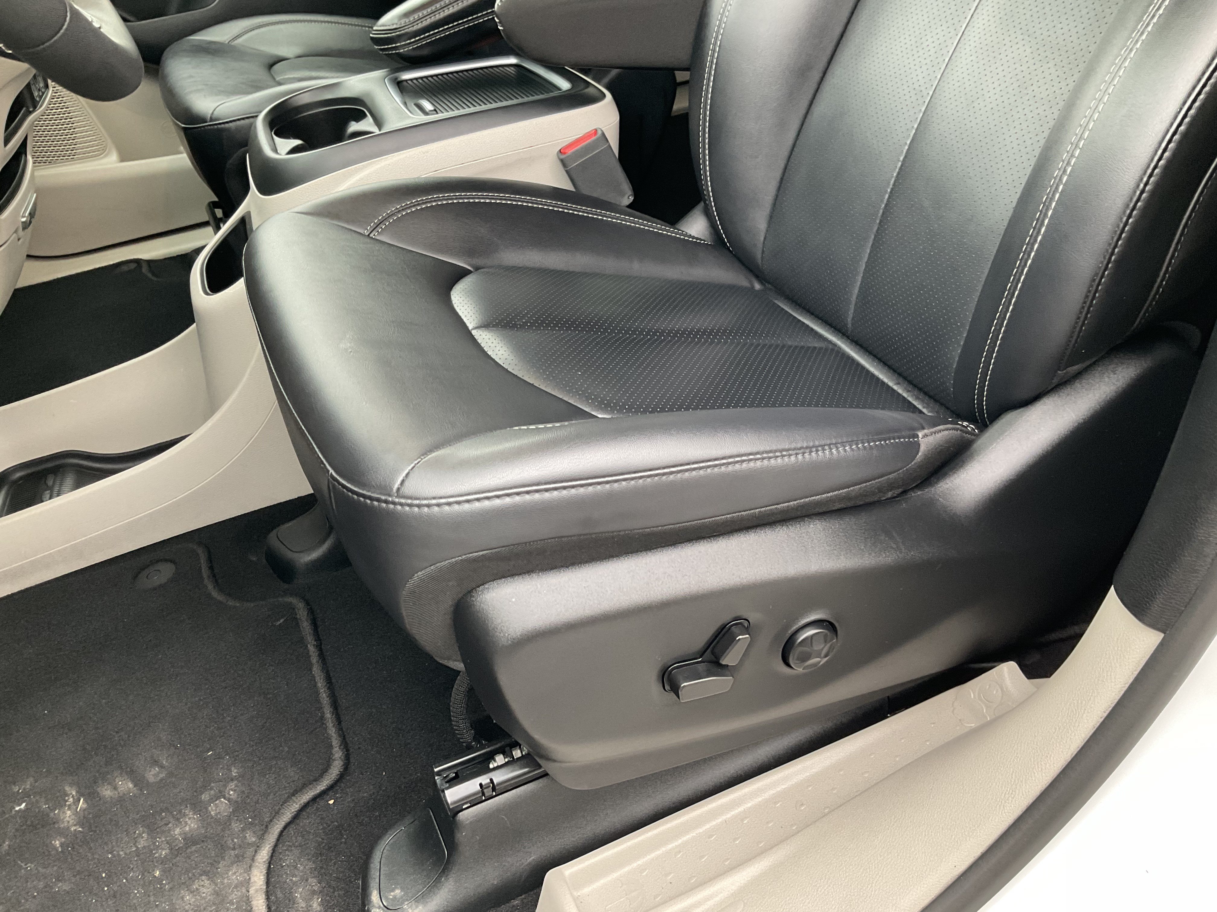 Used 2024 Chrysler Pacifica Select FWD image 32
