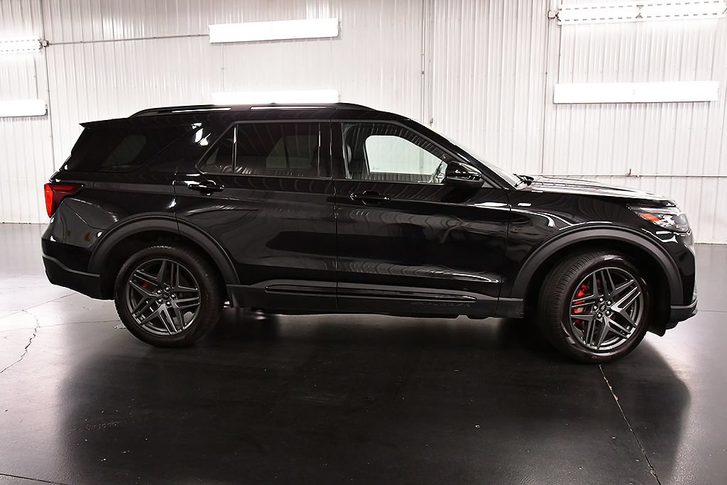 Used 2025 Ford Explorer ST-Line w/ ST-Line Street Pack AWD/4WD image 8