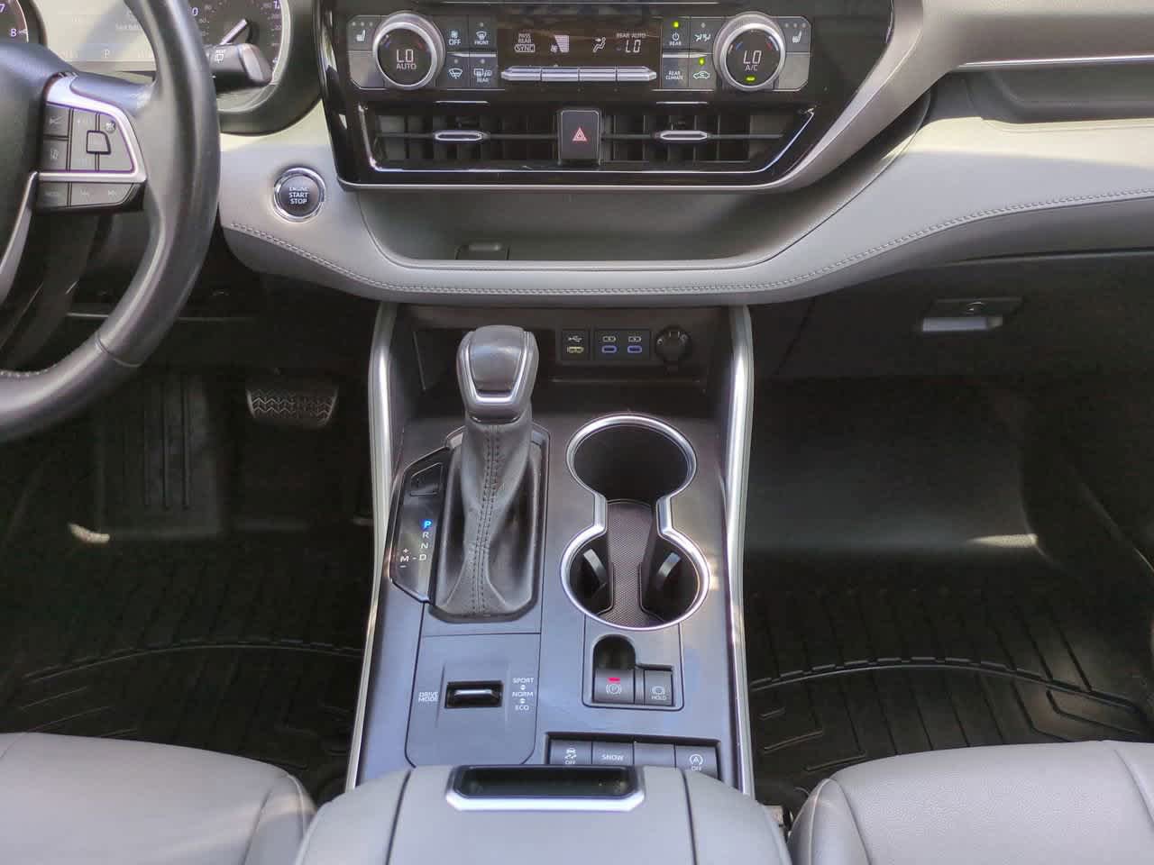 Used 2022 Toyota Highlander XLE FWD image 19
