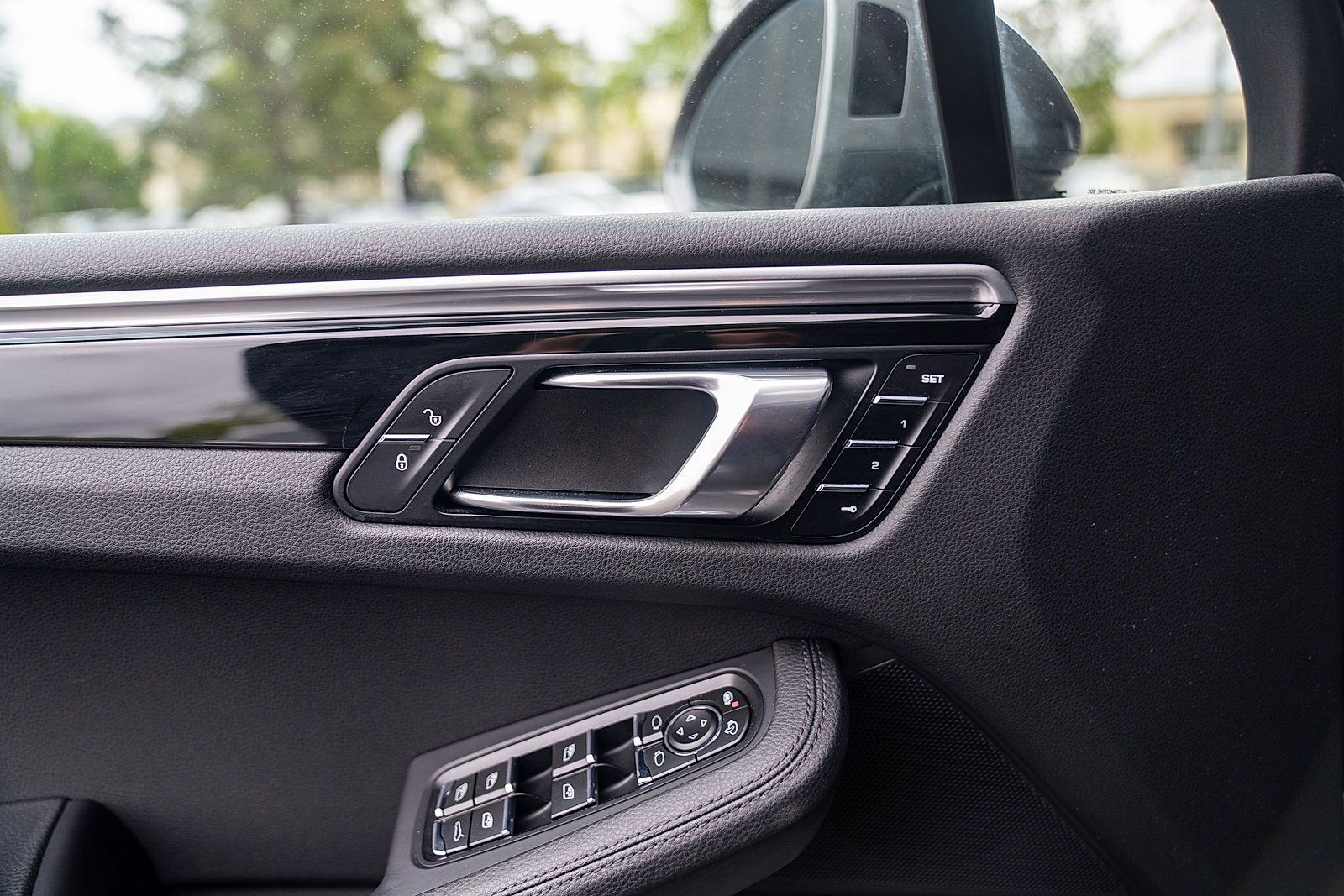 Certified 2018 Porsche Macan AWD/4WD image 17