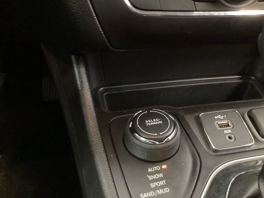 Used 2020 Jeep Cherokee Limited AWD/4WD image 25