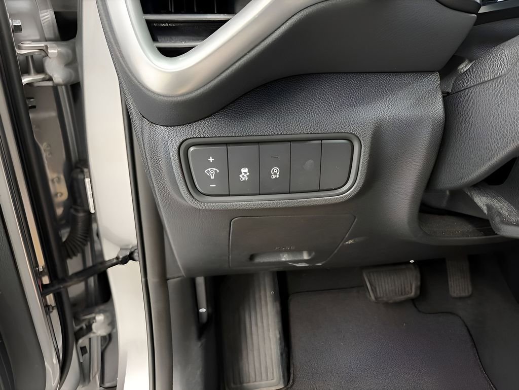 Used 2025 Kia Soul LX w/ LX Technology Package FWD image 23