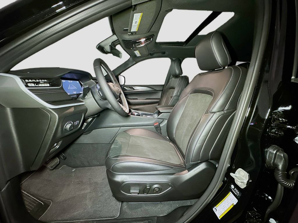 New 2025 Jeep Grand Cherokee Altitude AWD/4WD image 18