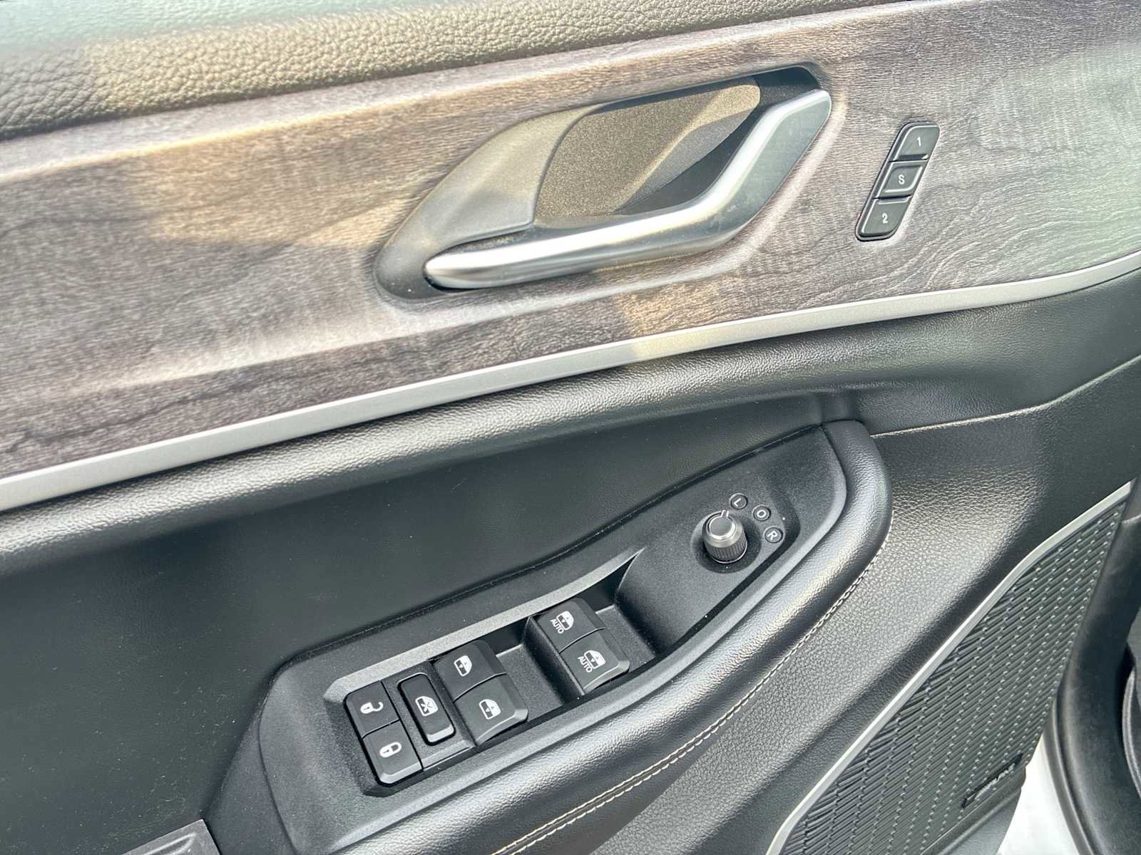 Used 2021 Jeep Grand Cherokee L Limited w/ Luxury Tech Group II image 24