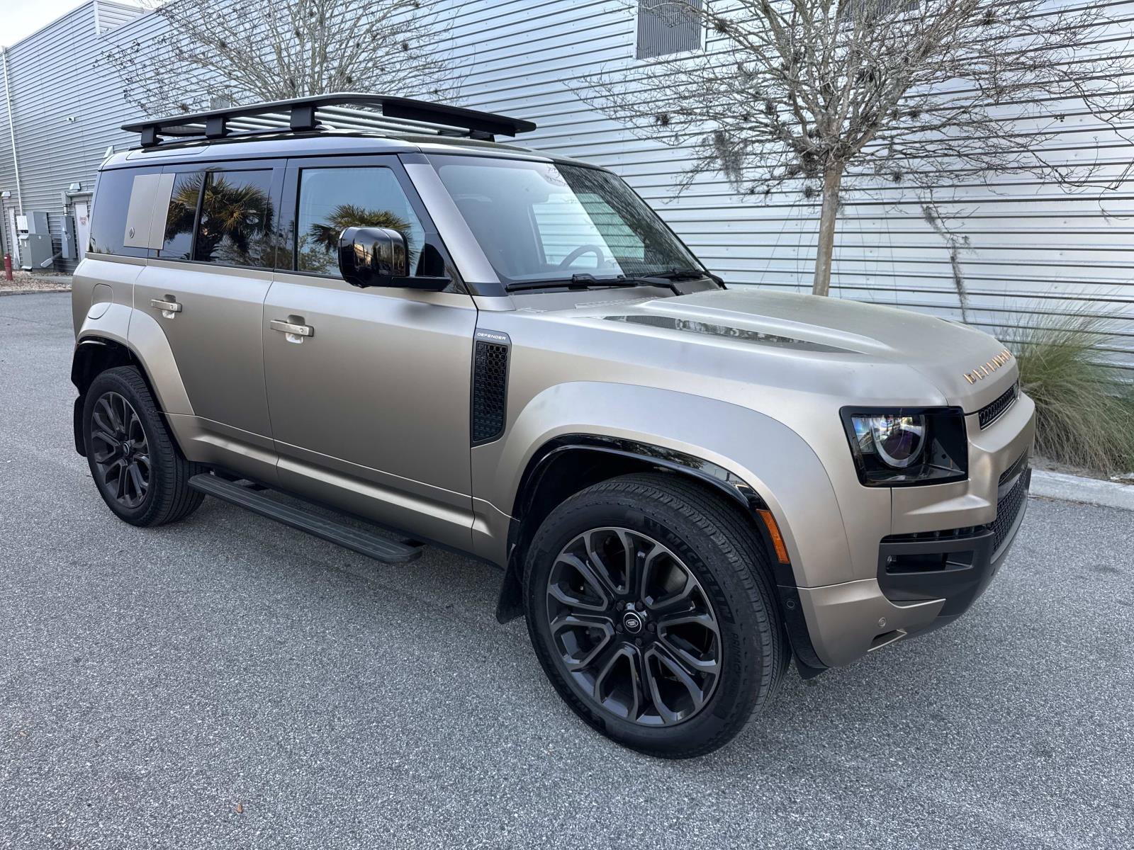 Used 2025 Land Rover Defender 110 image 4