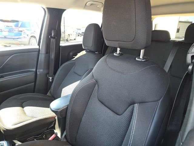 Used 2023 Jeep Renegade Latitude w/ Premium Group image 6