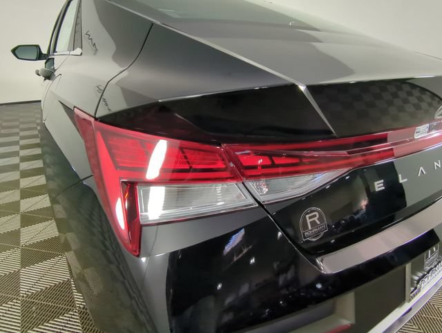 New 2026 Hyundai Elantra Limited FWD image 32