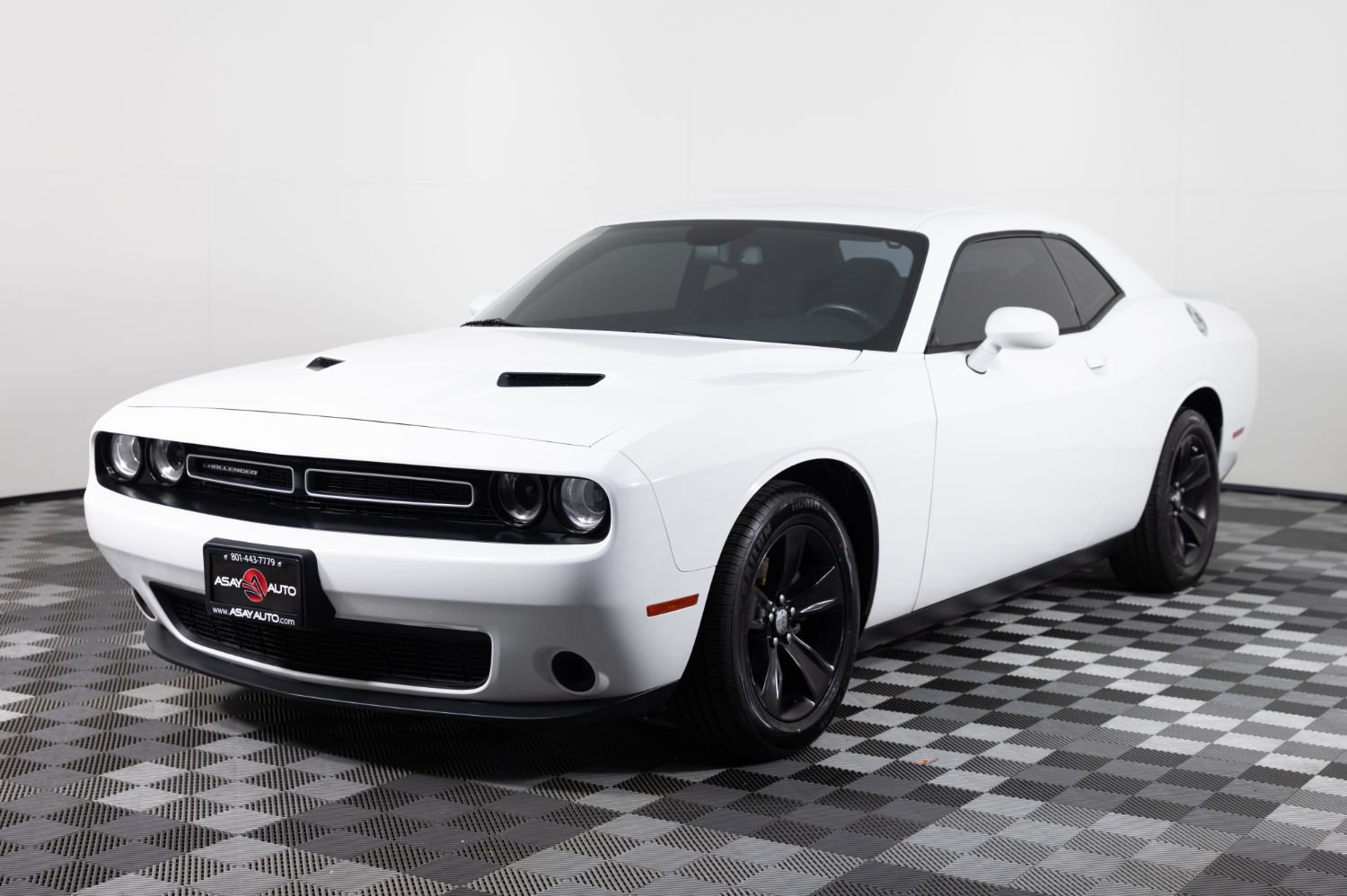 Used 2018 Dodge Challenger SXT RWD image 2