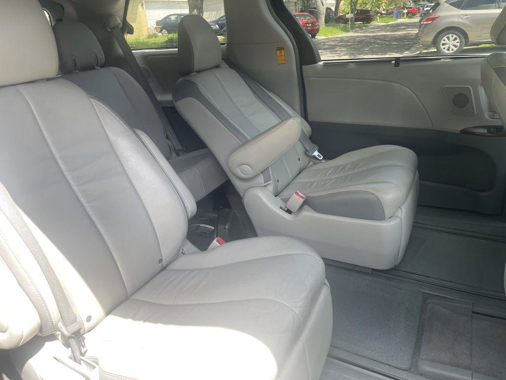 Used 2014 Toyota Sienna Limited w/ Limited Premium Package FWD image 27