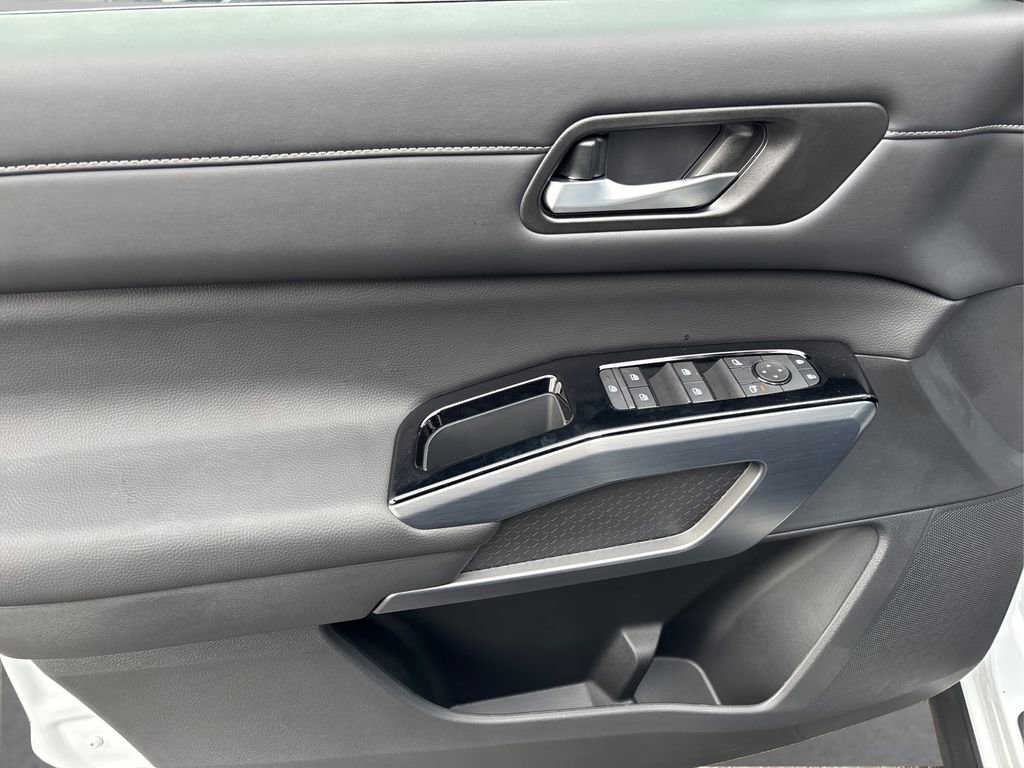 New 2025 Nissan Pathfinder SL image 17