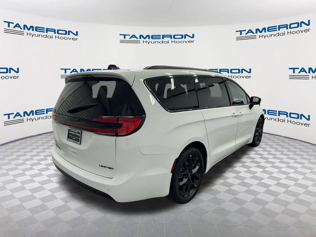 Used 2025 Chrysler Pacifica Limited FWD image 5