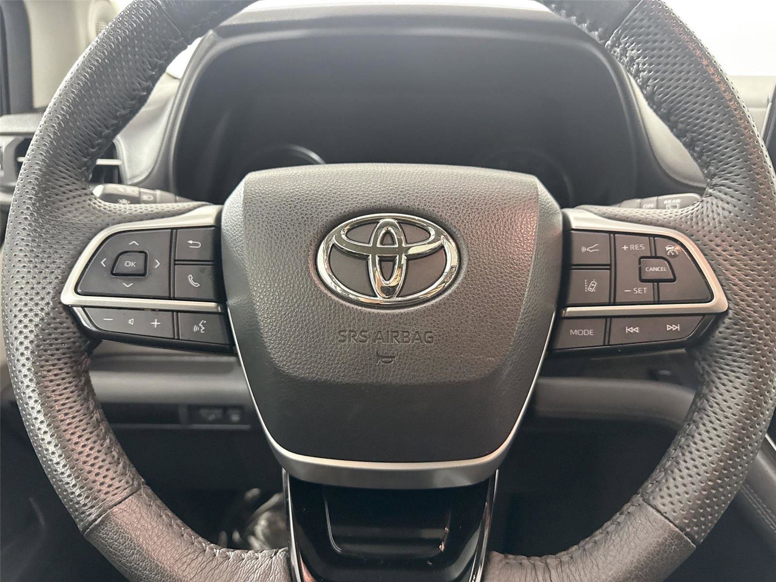 Used 2023 Toyota Sienna Limited FWD image 17